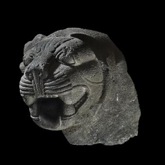 Cabeza de basalto gris de un león rugiente, siglo IX a. de C., Carcamís (frontera entre Siria y Turquía). 1927,1114.5.