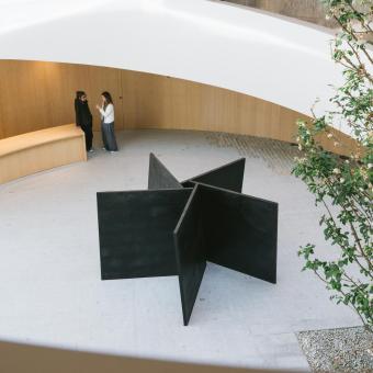 L’escultura «Pentàgon en el sentit contrari a les agulles del rellotge», de Richard Serra, a l’entrada del CaixaResearch Institute.