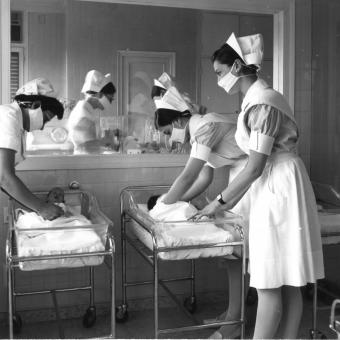 Escola d'Infermeria de Santa Madrona. Infermeres fent pràctiques a la clínica Maternal de l'Institut de la Dona que Treballa. 1969.