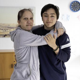 Raquel Blanco y su hijo Aarón, usuarios de CaixaProinfancia.