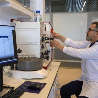 Un investigador als laboratoris de l'Institut CaixaResearch.