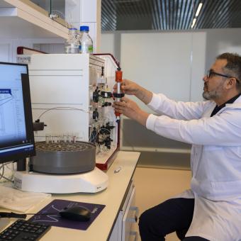 A researcher in the laboratories of the CaixaResearch Institute.