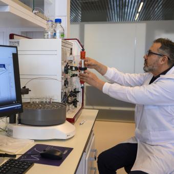 Un investigador en los laboratorios del CaixaResearch Institute.