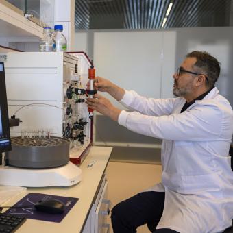 Un investigador en los laboratorios del CaixaResearch Institute.