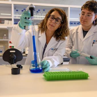 Dos investigadoras en los laboratorios del CaixaResearch Institute.
