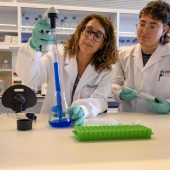 Dues investigadores als laboratoris de l'Institut CaixaResearch.