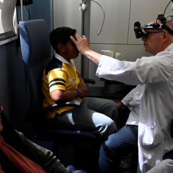 Un niño durante la revisión oftalmológica en el Hospital Clínic de Barcelona. 