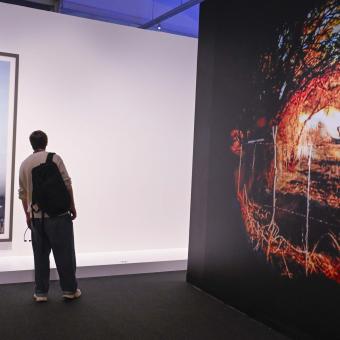 Un visitant recorrent la mostra Desenfocat. Una altra visió de l'art a CaixaForum Barcelona.
