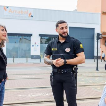 Sonia Roa hablando con Iván Nieto y Noelia Pérez. 