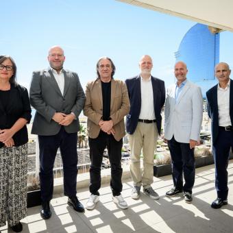 Foto de família amb els organitzadors. D’esquerra a dreta: Marta Vallejo, directora de l’Àrea de Territori i Centres de la Fundació ”la Caixa”; Víctor Medem, director de L’Auditori; Xavier Marcé, regidor de Cultura i Indústries Creatives de l’Ajuntament de Barcelona; Joan Oller, director general del Palau de la Música Catalana; Víctor García de Gomar, director artístic del Gran Teatre del Liceu i David Pino, director del Port Vell.