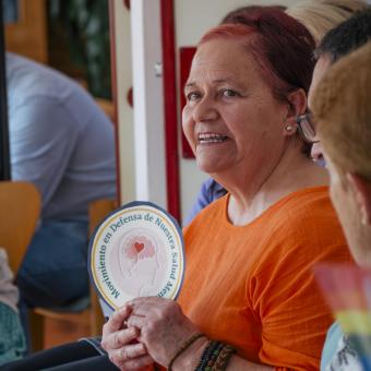 Una señora durante una de las dinámicas del encuentro intergeneracional en el Centro Social para Personas Mayores El Llano, en Gijón. 