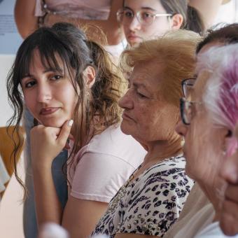 Algunas de las asistentes al encuentro para reflexionar sobre el concepto de edadismo en el Centro Social para Personas Mayores El Llano, en Gijón.