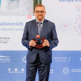 Gabriel Rabinovich, investigador del CaixaResarch Institute con la V Beca FERO Dr. Baselga.