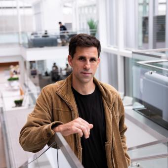 César de la Fuente, becado de la Fundación ”la Caixa” y profesor catedrático en la Universidad de Pensilvania donde lidera el laboratorio Machine Biology Group.