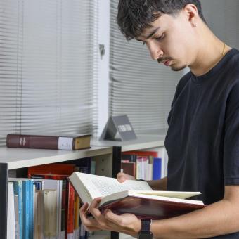 Tomás Cano, becari de la Fundació ”la Caixa” i estudiant de Dret i Filosofia a la Universitat Complutense de Madrid, a la biblioteca de Calasparra.