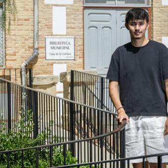 Tomás Cano, becari de la Fundació ”la Caixa” i estudiant de Dret i Filosofia a la Universitat Complutense de Madrid, a la biblioteca de Calasparra.
