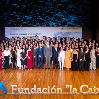 Family photo of the fellowship recipients of the ”la Caixa” Foundation Postgraduate Fellowship Programme.