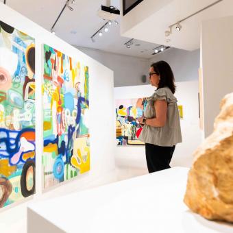 Una visitante en una de las salas de la exposición «Rumores infundados. Javier y Rafa Forteza» en CaixaForum Madrid.