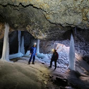 Investigadores del Instituto Pirenaico de Ecología explorando cuevas heladas en el macizo del Monte Perdido.