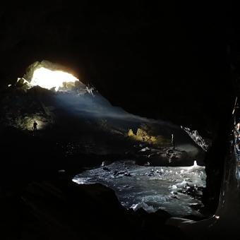 Investigadores del Instituto Pirenaico de Ecología explorando cuevas heladas en el macizo del Monte Perdido.