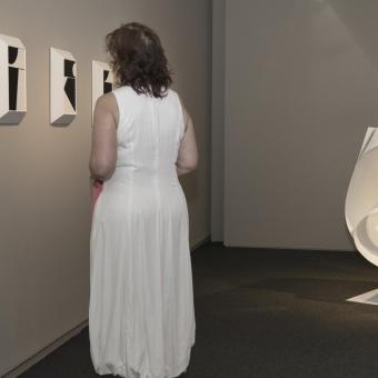 Una dona admira una de les obres presents a l'exposició «Càntic. El profund és l'aire» a CaixaForum Palma.