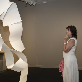 Una dona admira una de les obres presents a l'exposició «Càntic. El profund és l'aire» a CaixaForum Palma.
