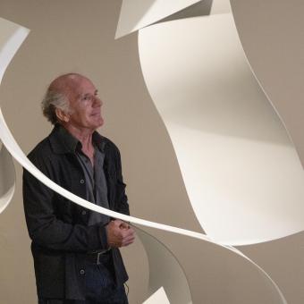 L'artista Ñaco Fabré a l'exposició "Càntic. El profund és l'aire" a CaixaForum Palma.