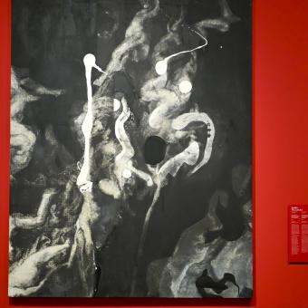 Visitantes en la exposición «Una fuerza del pasado» en CaixaForum Barcelona.