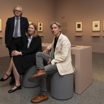 De izquierda a derecha: Hugo Chapman, responsable del Departamento de Grabados y Dibujos del British Museum; Olenka Horbatsch, comisaria del British Museum; y Álvaro Borrás, director CaixaForum València.