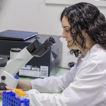 La investigadora Mireia López Siles, al laboratori de la Universitat de Girona.