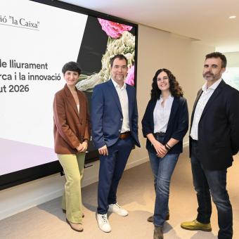 Paola Isetta (Fundació "la Caixa"), Samuel Sánchez (IBEC), Mireia López (UdG) i Sergi Ballespí (UAB), durant la trobada amb mitjans per presentar els ajuts a la recerca i la innovació 2026.