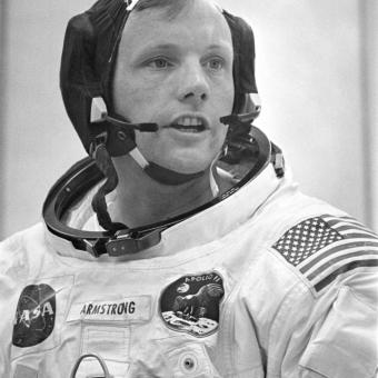 © NASA. Neil Armstrong verificando el sistema de comunicaciones.