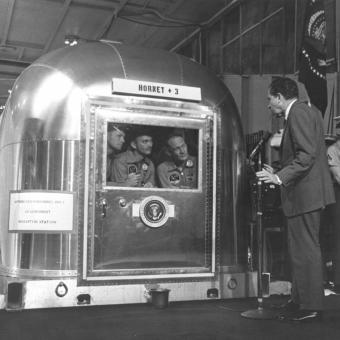 © NASA El presidente Nixon hablando por el intercomunicador con los astronautas.