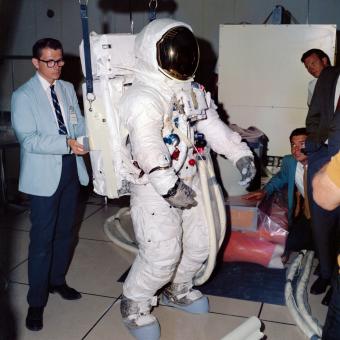 © NASA. El astronauta Edwin Aldrin probando su unidad de movilidad extravehicular (EMU).