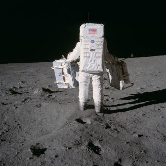 © NASA. Edwin Aldrin, con el Paquete de Experimentos Sísmicos y el retro-reflector láser.