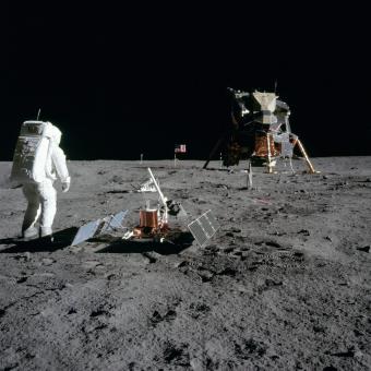 © NASA. Edwin Aldrin junto al Paquete del Experimento Sísmico Pasivo.