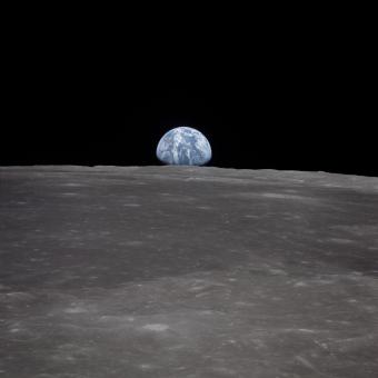 © NASA. Vista de la Tierra elevándose sobre el horizonte de la Luna desde la nave espacial Apollo 11.