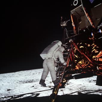 © NASA. Edwin Aldrin descendint del Mòdul Lunar.