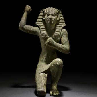 Estatuilla en actitud de júbilo. Bronce. c. 664-332 a. C.. .Egipto © Trustees of the British Museum.