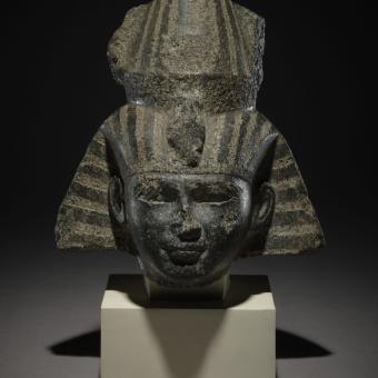 Cabeza que probablemente representa al faraón Shabaka. Granito. Dinastía XXV, probablemente reinado de Shabaka, c. 716-702 a. C. Probablemente de Heliópolis, Egipto © Trustees of the British Museum.