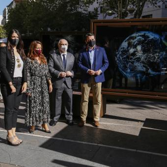 De izquierda a derecha: Kike Herrero, comisario de la exposición; Mili Jiménez, delegada de la Fundación Cajasol en Córdoba; María Antonia Aguilar, delegada de la juventud, promoción casco histórico, cultura y patrimonio histórico; Juan Ignacio Zafra, director de Territorial de CaixaBank en Andalucía Oriental y Murcia, y José Mª Bellido, alcalde de Córdoba, han inaugurado la muestra Otros mundos. Viaje por el sistema solar de la mano de Michael Benson.