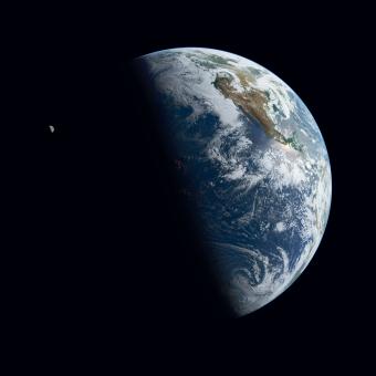 La Tierra y la Luna. Fotografía compuesta. GOES West, 25 de mayo de 2015. © NOAA-NASA-GOES Project/Michael Benson, Kinetikon Pictures.