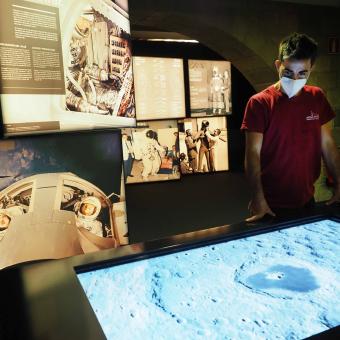 El viatge de l’Apollo 11 va omplir durant molts dies les pàgines de la premsa de tot el món, així es mostra a CaixaForum Girona.