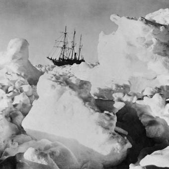 Exposición Base Antártica. El Endurance, el bergantín de la expedición de Ernest Shackleton, quedó atrapado en la banquisa del mar de Weddell y la tripulación fue abandonada a su suerte. © Frank Hurley (1915) / National Geographic.