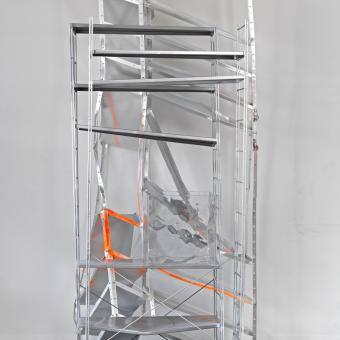 Exposición La próxima mutación. Isa Genzken; Bookshelves; 2008; Escultura Metal, plástico, pintura con espray, tejido, dentadura animal (fragmento). Fundación ”la Caixa”.