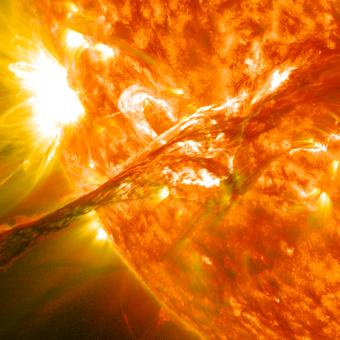 Exposición El Sol. Viviendo con nuestra estrella. Erupción solar en el ultravioleta (composición de dos imágenes a 304 y 171 ángstroms). 31-08-2012. NASA- GSFC – Solar Dynamics Observatory.