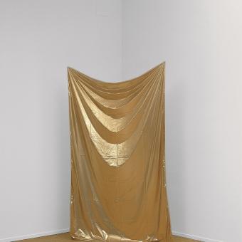 Dora García, Bolsa dorada 1995. Polietileno y pigmento dorado. Colección de Arte Contemporáneo Fundación ”la Caixa”.