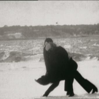 Joan Jonas, Wind [Viento] 1968. Película de 16 mm transferida a vídeo, b/n, sin sonido. Colección MACBA. Consorcio MACBA.