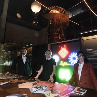 From left to right: the corporate director of the Culture and Science Area of ”la Caixa” Foundation, Ignasi Miró; the legal representative of the Nikola Tesla Museum, Radmila Adzic, and the deputy general director of ”la Caixa” Foundation, Elisa Durán, have presented the exhibition entitled Nikola Tesla. The genius of modern electricity.
