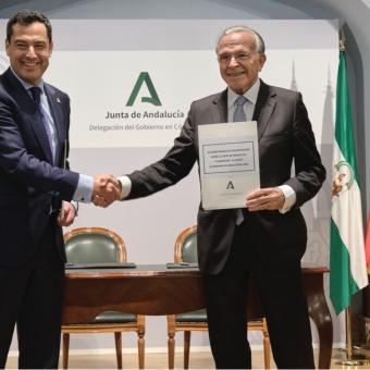 En la imagen, el presidente de la Junta de Andalucía, Juan Manuel Moreno, y el presidente de la Fundación ”la Caixa”, Isidro Fainé, durante la firma del convenio en Córdoba.